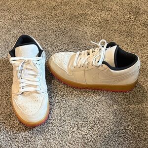 Nike Men's Cream and Tan Sneakers